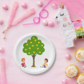 リンゴよくはしゃぐの木の下に座っている子ども ペーパープレート (パーティー)