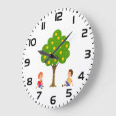 リンゴよくはしゃぐの木の下に座っている子ども ラージ壁時計 (傾斜)