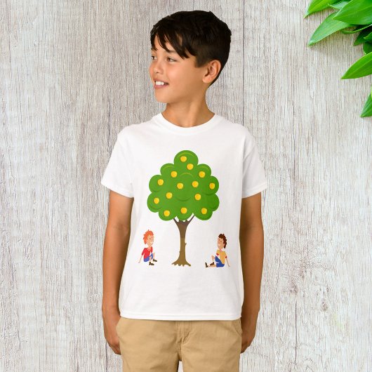 リンゴよくはしゃぐの木の下に座っている子ども Tシャツ