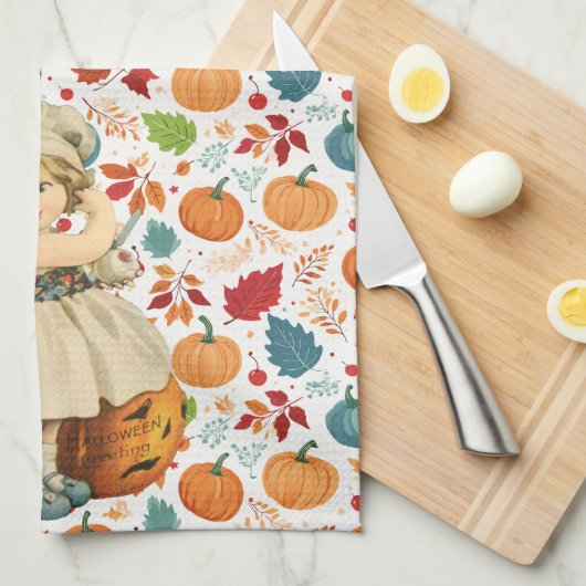 リンゴを彫る少女とカラフルなカボチャのハロウィーン キッチンタオル (四つ折り)