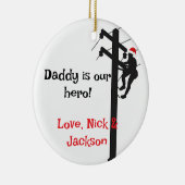 リンパーソナライズされたマン「パパは私たちのヒーローだ」クリスマス セラミックオーナメント (右)