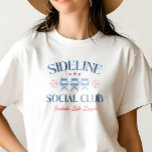 リーグ名の野球基本ソーシャルクラブ Tシャツ<br><div class="desc">私たちの野球ファンTシャツであなたの野球の母プライドを見せる準備をしなさい:フォントことわざエレガント「SIDELINE SOCIAL CLUB」と3つのキャンピングチェアと野球とスター。私たちはチームの名離れ前のためだけに特別な宇宙を持ち、このデザインをパーソナライズし、本当に自分のものにすることができ走る。あなたはは、漂白者から応援するか、のスナックスタンドから応援するかにかかわらず、このデザインは究極の仲間であり、野球の母親としてあなたの揺るぎない愛を示す。注意:色は完全に編集可能</div>