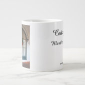 リースとジンジャーブレッドの入り口 – マーサのブドウ畑 ジャンボコーヒーマグカップ (正面)