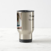 リースとジンジャーブレッドの入り口 – マーサのブドウ畑 トラベルマグ (中央)