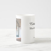 リースとジンジャーブレッドの入り口 – マーサのブドウ畑 ボーンチャイナマグカップ (正面)