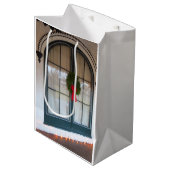 リースとジンジャーブレッドの入り口 – マーサのブドウ畑 ミディアムペーパーバッグ (正面アングル)