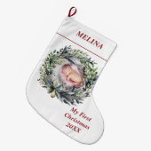 リースと緑のベビーの初めてのクリスマス写真 ラージクリスマスストッキング (正面 (吊り時))
