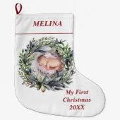 リースと緑のベビーの初めてのクリスマス写真 ラージクリスマスストッキング (正面)