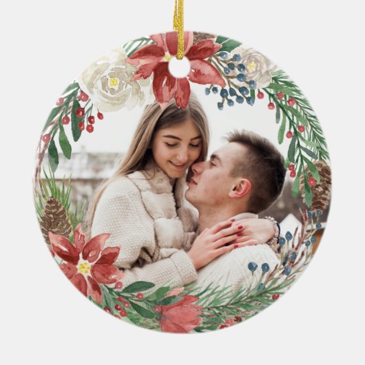 リースの初めてのクリスマスを写真結婚したとして セラミックオーナメント (裏面)