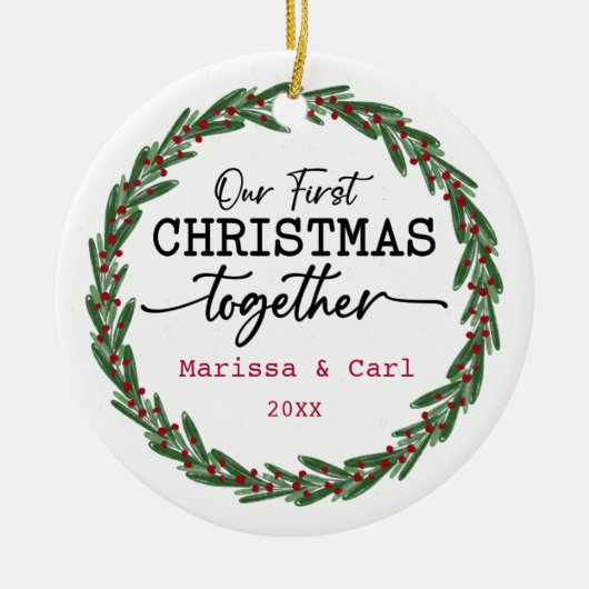 リースシンプルグリーン私たちの初めてのクリスマスの一緒に セラミックオーナメント (正面)
