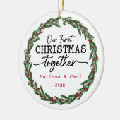 リースシンプルグリーン私たちの初めてのクリスマスの一緒に セラミックオーナメント (左)