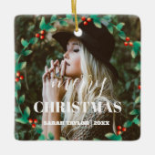 リースパーソナライズされたメリークリスマスフォトスクリプト セラミックオーナメント (正面)