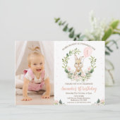 リースピンクのフローラ写真いくつかのバニー1歳の誕生日 招待状 (スタンド正面)