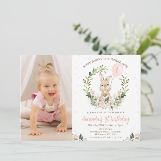 リースピンクのフローラ写真いくつかのバニー1歳の誕生日 招待状 (スタンド正面)