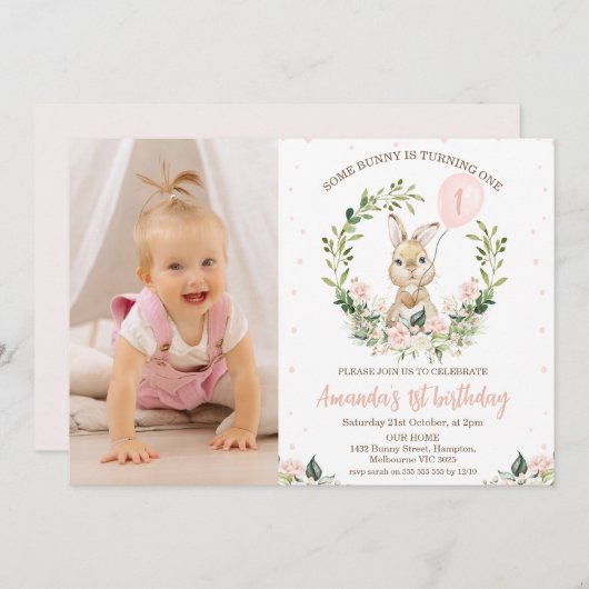 リースピンクのフローラ写真いくつかのバニー1歳の誕生日 招待状 (正面/裏面)