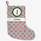 リースモノグラムあなたの名前シルバー&レッドスノーフレーク スモールクリスマスストッキング (正面)