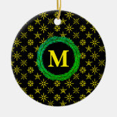 リースモノグラムあなたの名前ブラックイエロースノーフレーク セラミックオーナメント (正面)