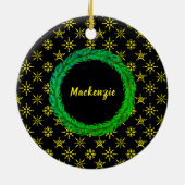 リースモノグラムあなたの名前ブラックイエロースノーフレーク セラミックオーナメント (裏面)