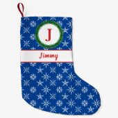 リースモノグラムあなたの名前ブルー&ホワイトスノーフレーク スモールクリスマスストッキング (正面)