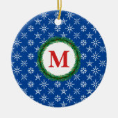 リースモノグラムあなたの名前ホワイトスノーフレークスブルー セラミックオーナメント (正面)