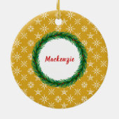 リースモノグラムあなたの名前ホワイトスノーフレーク金ゴールド セラミックオーナメント (裏面)