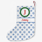 リースモノグラムあなたの名前ホワイト&ブルースノーフレーク スモールクリスマスストッキング (裏面)