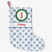 リースモノグラムあなたの名前ホワイト&ブルースノーフレーク スモールクリスマスストッキング (正面)