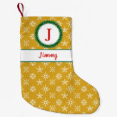 リースモノグラムあなたの名前金ゴールド&ホワイトスノーフレーク スモールクリスマスストッキング (正面)