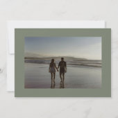 リースモノグラムセージ緑エレガントなウェディングフォト セーブザデート (裏面)