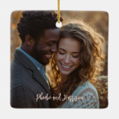 リース初めてのクリスマス結婚したカップル記念 セラミックオーナメント (裏面)