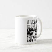 リーダーは道を知る人だ コーヒーマグカップ (正面右)