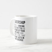 リーダーシップは他をよりよくさせることについてあります コーヒーマグカップ (正面左)