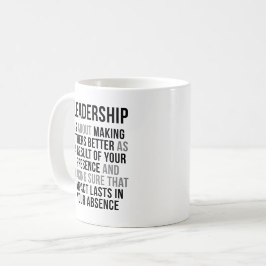 リーダーシップは他をよりよくさせることについてあります コーヒーマグカップ (正面左)