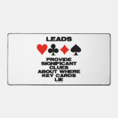 リードが鍵・カードに関する重要な手掛かりを提供 デスクマット (正面)