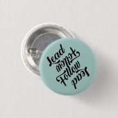 リード後を追、リ後を追ード – スイッチ、パウダーブルー 缶バッジ (正面&裏面)