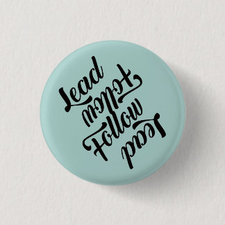 リード後を追、リ後を追ード – スイッチ、パウダーブルー 缶バッジ