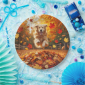 リーフパイルでジャンプするゴールデンレトリバー ペーパープレート (パーティー)