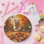 リーフパイルでジャンプするゴールデンレトリバー ペーパープレート (パーティー)