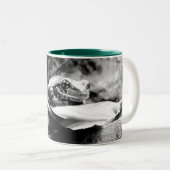 リーフ上のカエルB+W ツートーンマグカップ (正面右)