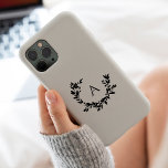 リーフ素朴モノグラムイニシャルクリームニュートラル Case-Mate iPhone 14 PROケース<br><div class="desc">手で描かれた三日月のリースは葉あなたのモノグラムやイニシャルを取り囲む。この月桂樹リースは農家か田舎家を持っ感じている。バクリックカスタマイズックの背景色を変更したり、文字を追加する。</div>