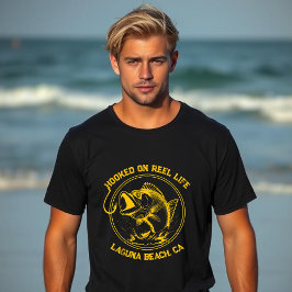 リールの寿命に引っ掛かっている魚 Tシャツ