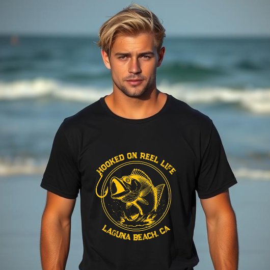 リールの寿命に引っ掛かっている魚 Tシャツ