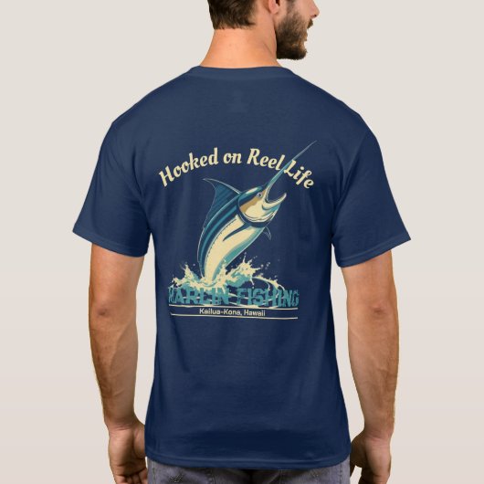 リールの寿命に引っ掛かるマリンフィッシュ Tシャツ (裏面)