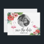 ルアウ（ハワイ式宴会）フラミンゴ熱帯フローラ写真Save The Date セーブザデート<br><div class="desc">エキゾチックエレガント、目的地のカードのデザインルアウ（ハワイ式宴会）ハワイアン水色の花の花花花花花花花花束及びフラミンゴ。ツールカスタマイズを使用して、情報の追加、フォント、色の変更を行う。この写真を置き換えて後ろに置きなさい。お探しのアイテムは、トロピカルフローラルアウ（ハワイ式宴会）フラミンゴのコレクション結婚をご覧ください。</div>