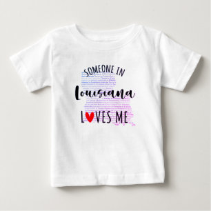 ルイジアナの誰かが私を愛するマップベビーTシャツ ベビーTシャツ
