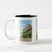 ルイジアナ州ニューオーリンズにあるアントワーヌのレストラン ツートーンマグカップ (左)