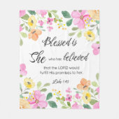 ルカ1:45賛美は女女の聖なる書物、 経典フローラ フリースブランケット (正面)