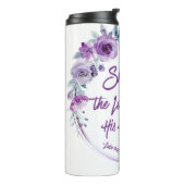 ルカ1:45賛美は彼女の紫のフローラ タンブラー (回転左)