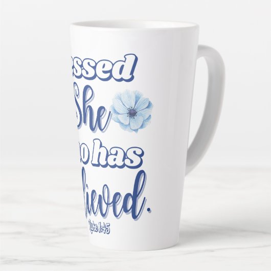 ルカ1:45賛美は誰が青い花を持つ カフェラテマグ (右アングル)