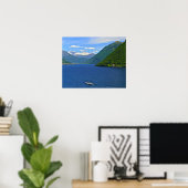 ルガーノ湖、ボート、背景に山々 ポスター (ホームオフィス)